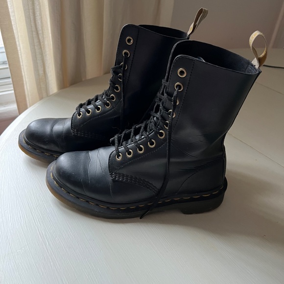 DOC MARTENS 1460 WOMEN'S SMOOTH LEATHER LACE UP BOOTS (VEGAN) - Picture 4 of 10